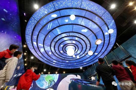 山东省枣庄市科技馆观众感受“宇宙”的魅力。吉喆 摄