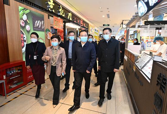 11月9日，梁言顺来到新华百货CCmall，了解促消费政策落实、消费新场景打造和消费恢复情况。