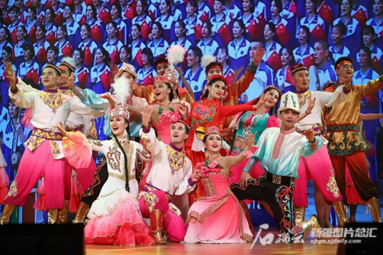 喀什地区歌舞剧团演出现场。米热班古丽·多力坤 摄