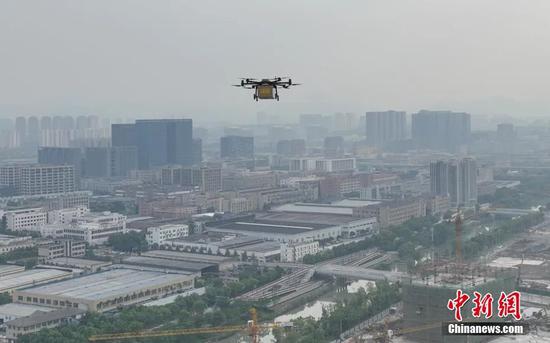 无人机在杭州未来科技城上空运载核酸样本。 王刚 摄