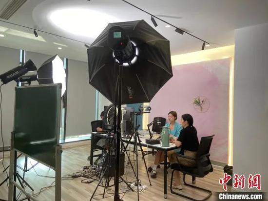 浙江某企业正在直播。