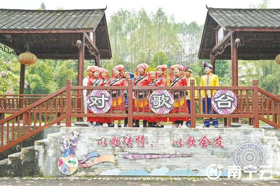 邕乐村美悟坡山歌队以唱响原创嘹啰山歌的方式宣传党的二十大精神。记者 黄运明 摄