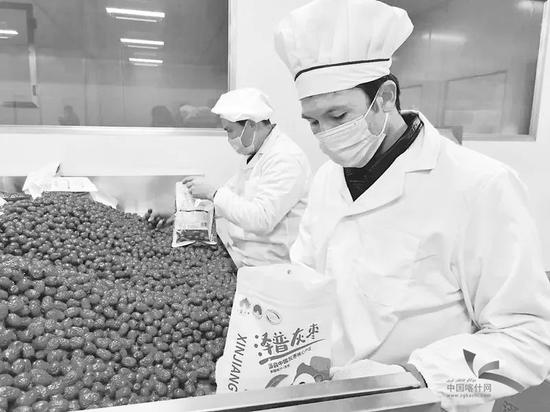 泽普县“金凤泽普”农副产品加工基地的工人在包装红枣。闵艳摄（资料图片）