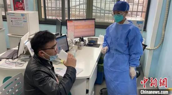 杭州市民接种吸入式新冠疫苗。（资料图）　张煜欢　摄