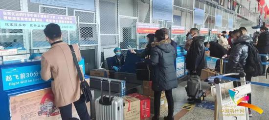 在喀什机场内旅客有序办理行李托运。（资料图）