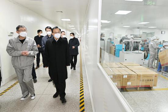 12月27日，梁言顺来到宁夏启元国药公司，走进企业生产车间，调研药品原料供应、生产情况。记者  左鸣远  摄