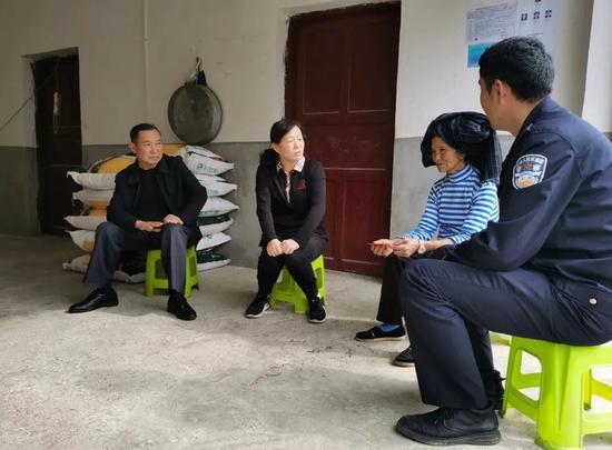 省公安厅审计处潘明霞处长到农户家中走访,帮助解决残疾群众出行不便的实际困难问题