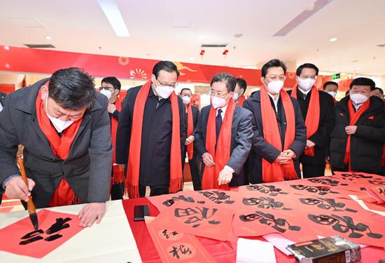 　　1月21日，梁言顺、张雨浦来到宁夏大学国际交流中心，看望慰问留校师生，与他们一起共迎新春、共庆佳节。