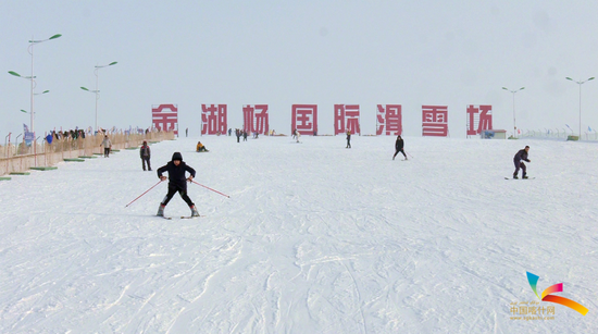 游客在泽普县金湖杨国际滑雪场滑雪。