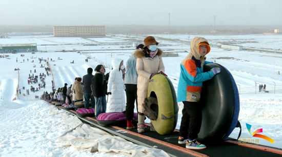 游客在泽普县金湖杨国际滑雪场滑雪。