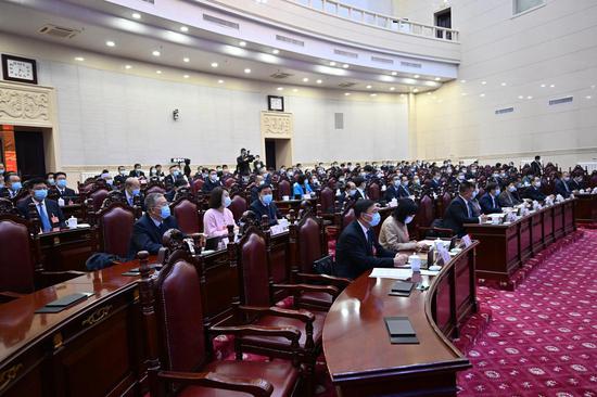 2月15日，自治区十三届人大常委会第一次会议在银川闭幕。