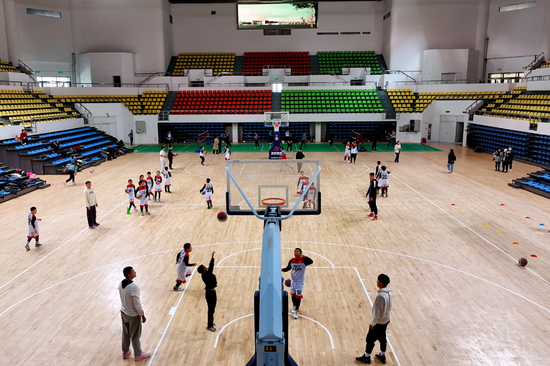 喀什体育中心开门揖客 市民健身“打卡”忙
