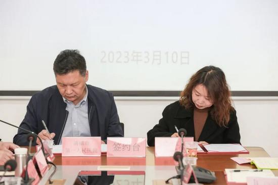 现场签约。
