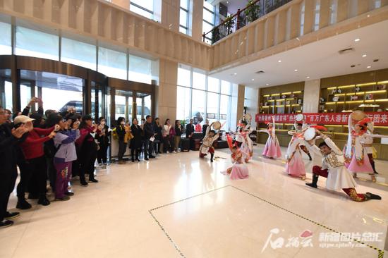 3月30日，“百万广东人游新疆”首批来昌吉旅游团游客抵达昌吉市。图为欢迎仪式现场。何龙摄