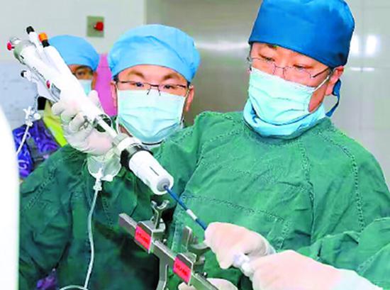 2021年7月3日，杨毅宁（右一）带领团队成功开展了西北地区首例精准修复高风险重度二尖瓣反流手术。