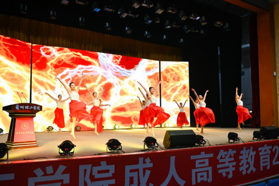 舞蹈《青春似火》