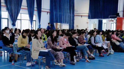 讲座正式开始前，校园里的孩子们为了表达对黄老师的欢迎，带来了精彩的合唱表演。孩子们的天籁之音打动了每一个观众的心。