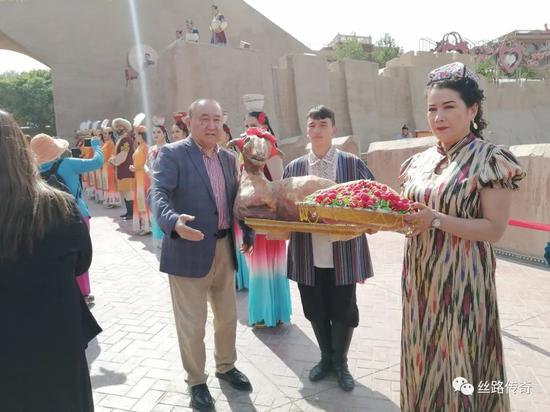 刚一走进喀什，我们就受到好客的喀什人的隆重的夹道欢迎。
