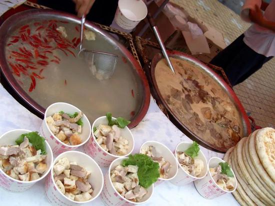 羊肉泡馍，亦称“羊肉泡”，古称“羊羹”，关中风味美食，源自陕西省渭南市固市镇。西安羊肉泡馍需要客人自己动手掰馍。