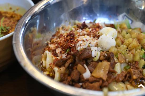 “biangbiang面”是陕西关中地区的传统风味面食，因为制作过程中有“biang、biang”的声音而得名。