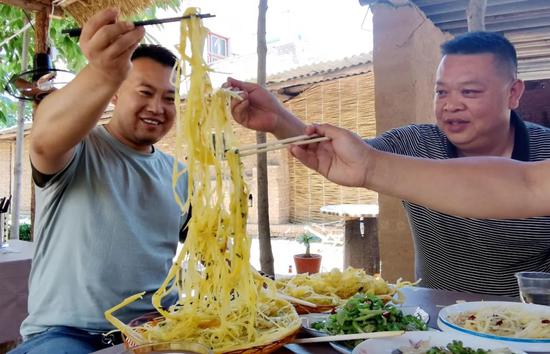 陕西省渭南市临渭区阳郭镇贺家村流传着一种传统美食——“金线”油馍，因其外观焦黄酥脆、油馍细腻如丝而得名。