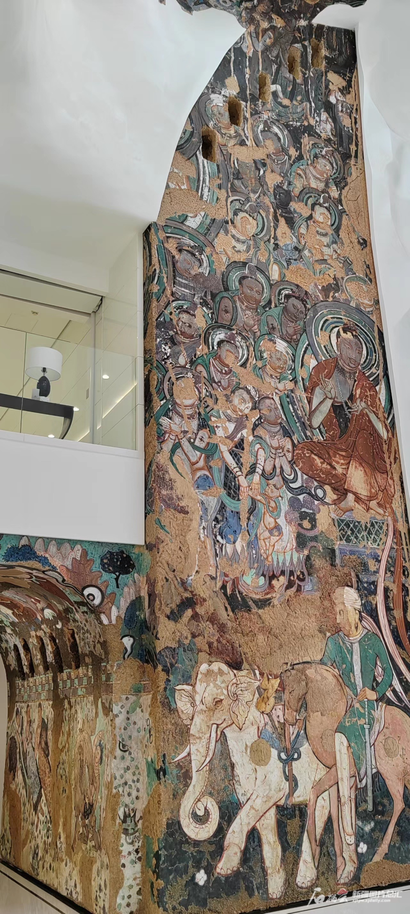 美克洞学馆中的壁画再现了龟兹艺术的厚重与多姿。 石榴云/新疆日报记者 张海峰摄