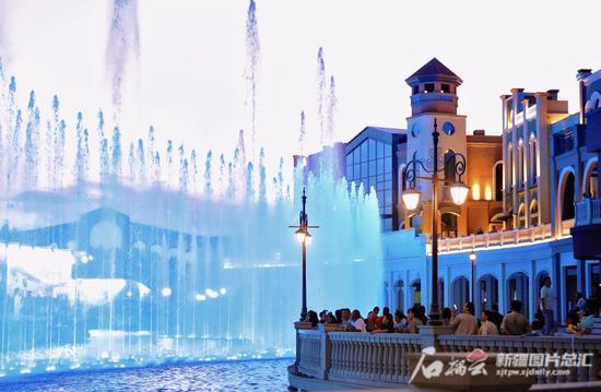 5月30日晚，喀什市南疆环球港喀什水城，吸引不少市民和游客前来休闲游玩。图片由受访企业提供