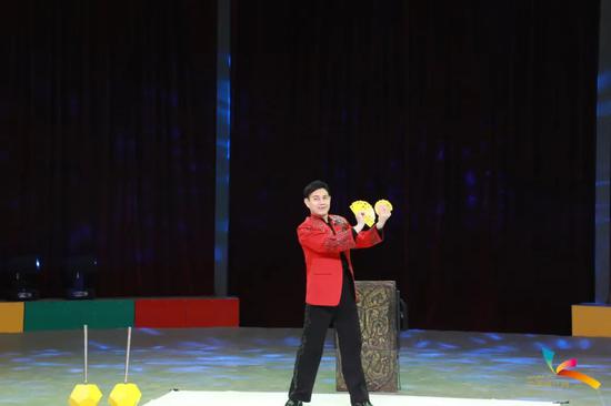 精彩的魔术表演。喀什日报记者 张红玲 实习记者 张吾乐 摄