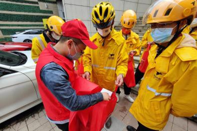 观山街道开展“关爱新就业群体 温暖与你同行”外卖员慰问活动