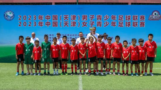 男子U12组冠军——南开体校青少年足球训练基地（华夏小学）