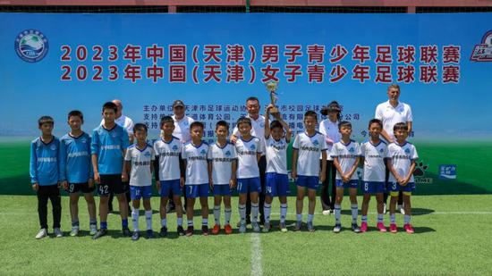 男子U11组冠军——于根伟青少年足球训练基地