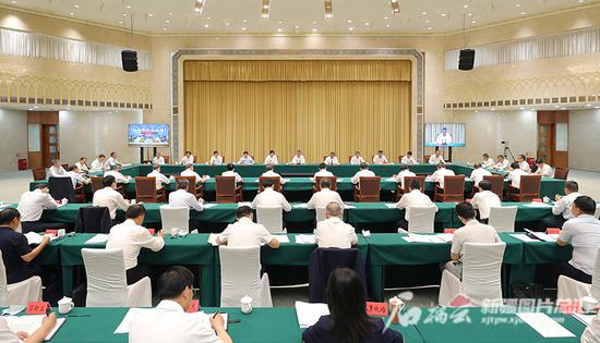 7月8日，南北疆天然气利民管道扩建工程建设推进会在乌鲁木齐举行。石榴云/新疆日报记者崔志坚摄