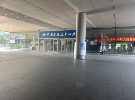 杭州九堡客运中心如今冷冷清清，变身篮球场？！