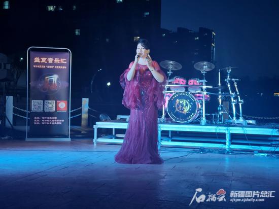 7月15日晚，疏勒县文工团演员阿斯亚·赛派尔在首场“盛夏音乐汇”上，独唱《我爱你中国》。石榴云/新疆日报记者韩沁言 摄
