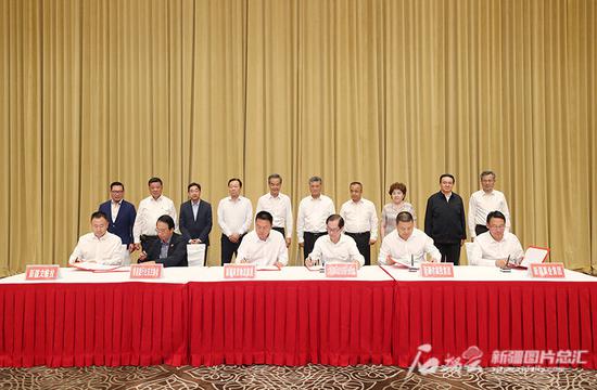 座谈会上,双方有关企业签订战略合作框架协议。石榴云/新疆日报记者 崔志坚 摄