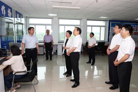 　　8月3日，梁言顺在宁夏气象科学研究所（自治区农业优势特色产业综合气象服务中心），了解气象为农服务的情况。