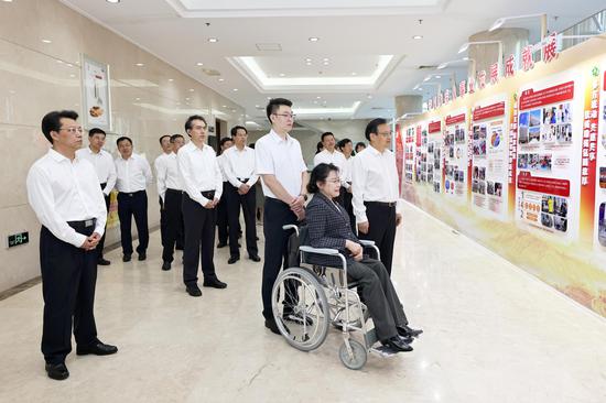 张海迪、梁言顺、张雨浦、陈雍、赵素京等参观宁夏残疾人事业发展成就展和残疾人手工艺品展。