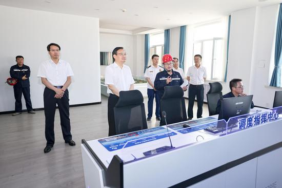 8月9日，梁言顺在中卫工业园区宁夏润夏能源化工公司了解安全生产情况。