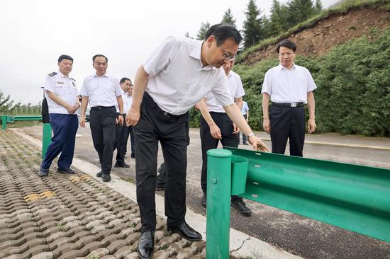 　　8月10日，梁言顺在调研途中，实地检查山区道路防护栏设施。