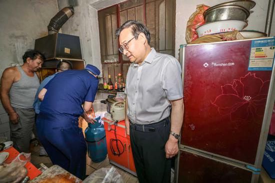 　　8月13日，梁言顺随机走进银川市兴庆区凤凰北街北塔四队一户人家，了解居民瓶装液化石油气“三件套”安装情况。