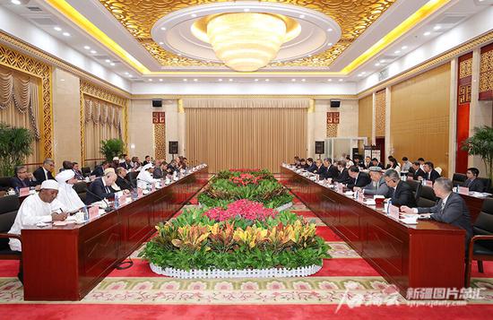 8月20日,自治区党委书记马兴瑞、自治区主席艾尔肯·吐尼亚孜在乌鲁木齐会见伊斯兰合作组织代表团一行。石榴云/新疆日报记者 崔志坚 摄