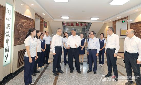 马兴瑞教师节前深入学校调研并看望各族教师,向全区广大教师和教育工作者致以节日祝福和诚挚问候