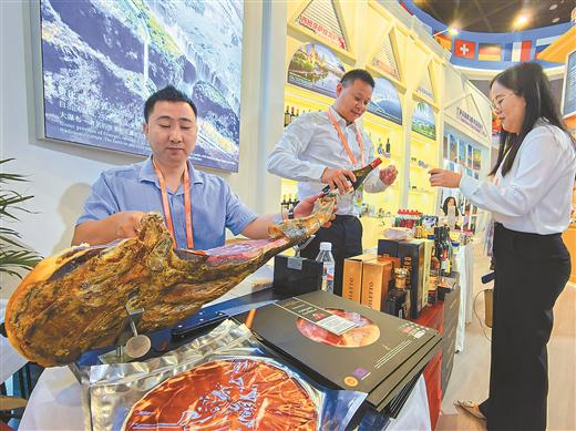 9月16日，在东博会“广西国际友城进东博”展区，观众在品尝西班牙火腿和红酒。