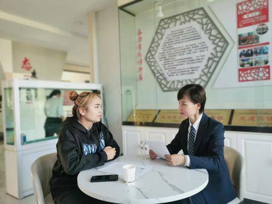 9月15日，刘芳（右一）为当事人提供公证服务。通讯员 李凤妮摄