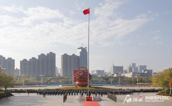 庆祝中华人民共和国成立74周年 自治区隆重举行升国旗仪式