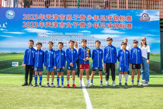 男子U12组冠军：于根伟青少年足球训练基地