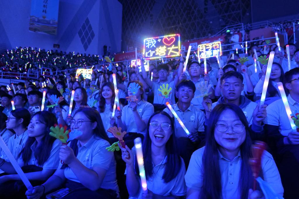 参加本台晚会演出的600余名演员均为塔里木大学师生，演出以线下线上方式同步举办，并开展知识问答互动暖场活动。