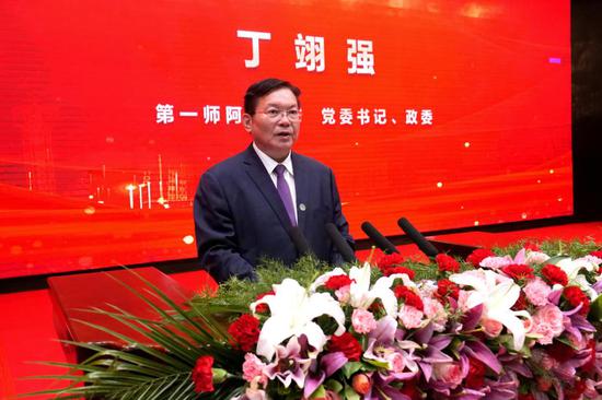 庆祝塔里木大学建校65周年 推进兵团特点南疆特色一流大学建设大会，由塔里木大学党委副书记、校长张爱萍主持。