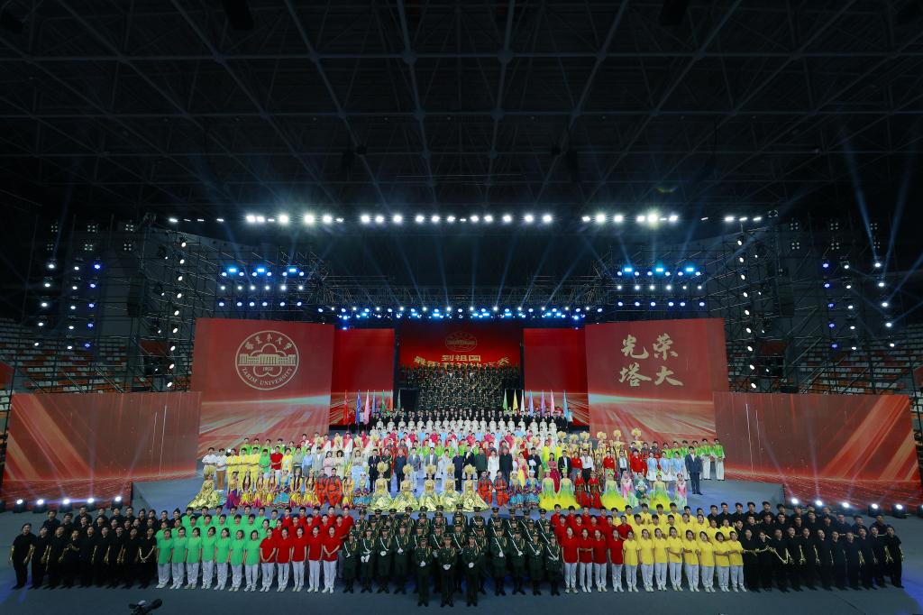 场上绚丽多彩，场下热烈欢腾。体育馆汇聚成欢乐的海洋，集聚起奋进新征程、建功新时代的磅礴力量。