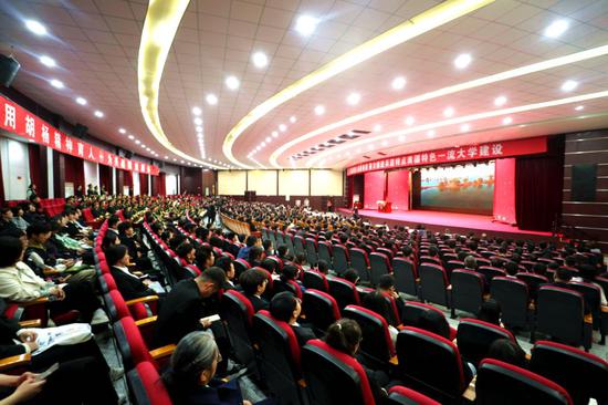 塔里木大学历任校领导、离退休干部和教师、校友、家属、台州市援疆指挥部等代表，同全校处级干部、师生代表共同参加。